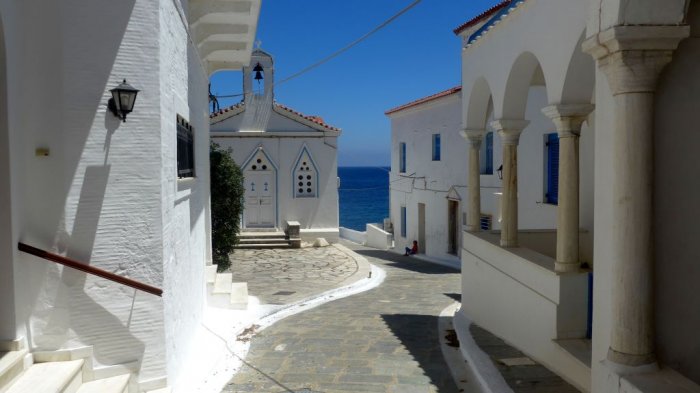 Malerische Gasse auf Andros (Foto: ek/Archiv)
