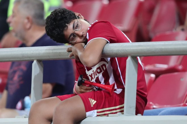 Enttäusche Olympiakos-Spieler, enttäuschte Olympiakos-Fans (Foto:© Eurokinissi)