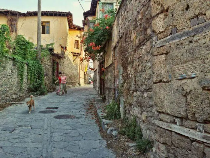 Die romantische Altstadt mit verträumten Gässchen. (Foto:© discoververia.gr)