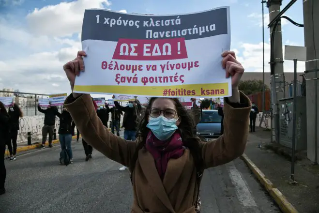 Unser Foto (© Eurokinissi) entstand am Mittwoch (27.1.) während einer Demonstration von Studenten vor dem Bildungsministerium in Athen.