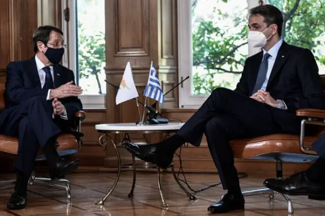 Unser Foto (© Eurokinissi) entstand während eines Treffens zwischen Ministerpräsident Kyriakos Mitsotakis (r.) und Zypernpräsident Nikos Anastasiadis.