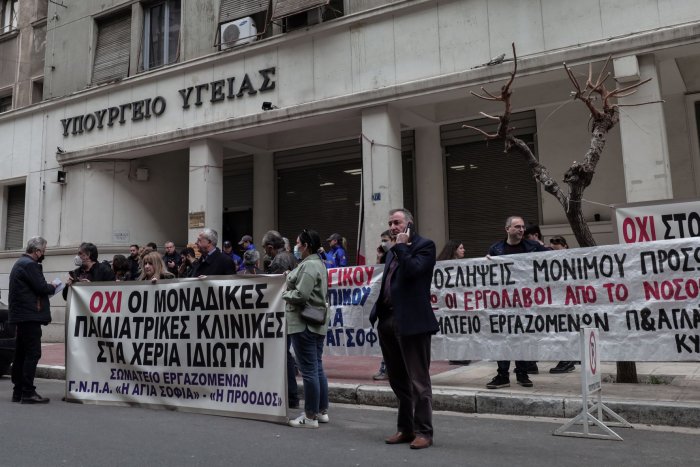 Unser Archivfoto (© Eurokinissi) entstand während einer Demonstration gegen die Privatisierung der onkologischen Abteilungen der Kinderkrankenhäuser.