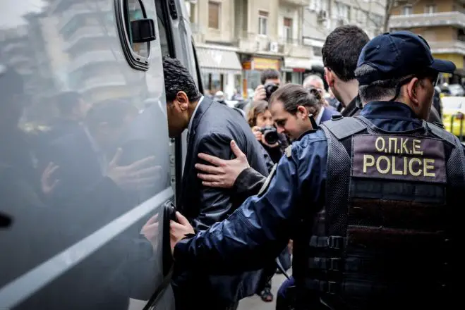 Unser Foto (© Eurokinissi) entstand im März, nachdem einer der türkischen Offiziere einem griechischen Gericht zugeführt worden war.