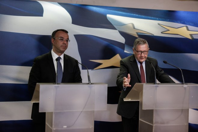 Unser Foto (© Eurokinissi) entstand am Montag (9.3.) während eines Treffens zwischen dem griechischen Finanzminister Christos Staikouras und dem geschäftsführenden Direktor des permanenten Euro-Rettungsschirms (ESM) Klaus Regling.