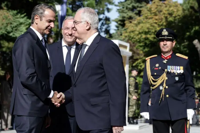 Unser Foto (© Eurokinissi) zeigt Staatspräsident Konstantinos Tasoulas und Ministerpräsident Kyriakos Mitsotakis bei den Feierlichkeiten zum 28. Oktober in Thessaloniki.