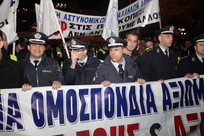 Polizisten protestieren vor dem Parlament in Athen