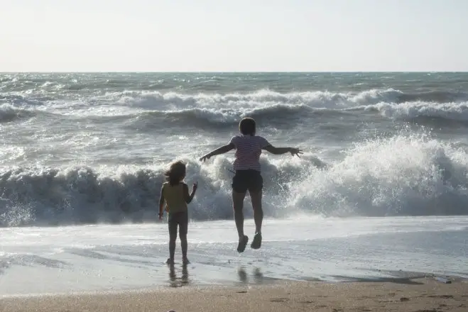 Freudensprünge am Meer auf unserem Archivfoto (© Eurokinissi).