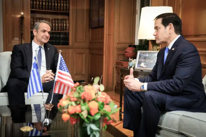 Unser Foto (© Eurokinissi) zeigt Ministerpräsident Kyriakos Mitsotakis (l.) im Gespräch mit den US-Außenminister Marco Rubio. 
