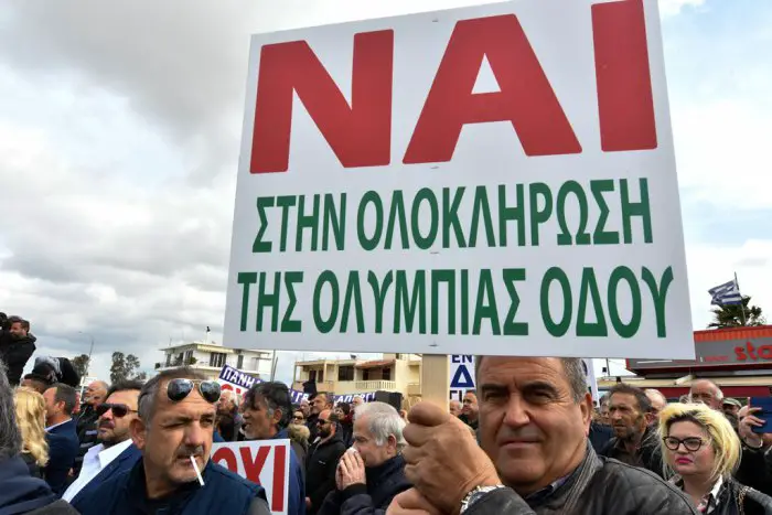 Archivfoto (© Eurokinissi) entstand während einer Demonstration für den Bau der Autobahn zwischen Patras und Pyrgos.