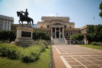 Unser Archivfoto (© Eurokinissi) entstand vor dem alten Parlamentsgebäude, wo bereits einige der Candlelight-Konzerte durchgeführt werden.