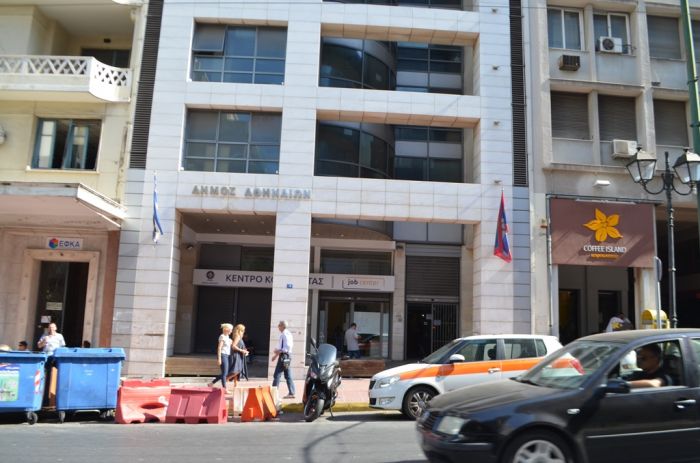 Unsere Fotos (© Elisa Hübel / Griechenland Zeitung) entstanden am Donnerstag (10.8.) vor den Büros der Athener Stadtpolizei in der Athener Agiou Konstantinou Straße.