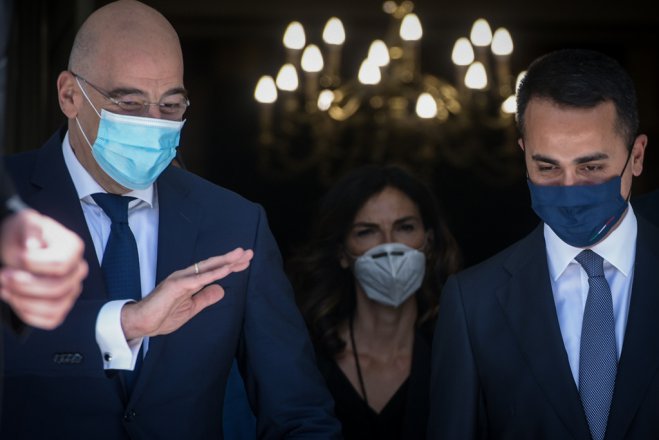 Unser Foto (© Eurokinissi) zeigt den griechischen Außenminister Nikos Dendias (l.) nach einem Treffen mit seinem italienischen Amtskollegen Luigi Di Maio am Dienstag (9.6.) in Athen.