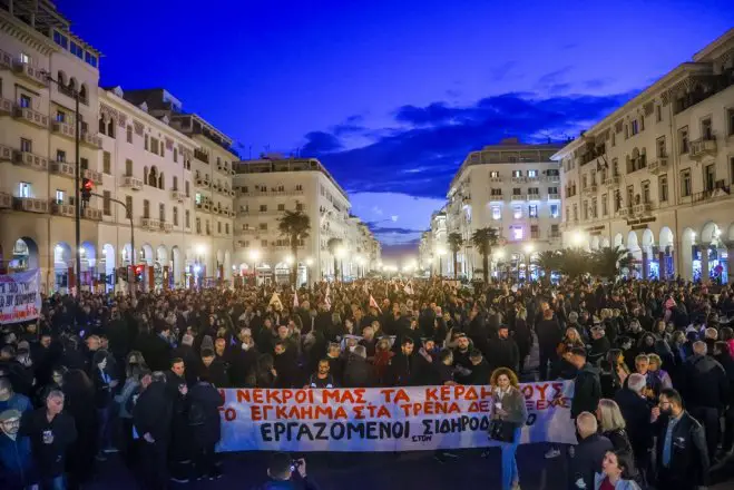 Unser Foto (© Eurokinissi) zeigt eine Protestkundgebung gegen das Zugunglück auf dem Aristoteles-Platz in Thessaloniki. 