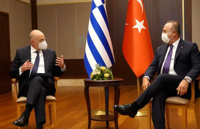 Unser Foto (© Eurokinissi) zeigt den griechischen Außenminister Nikos Dendias (l.) während eines Treffens mit seinem türkischen Amtskollegen Mevlüt Cavusoglu am Donnerstag (15.4.).