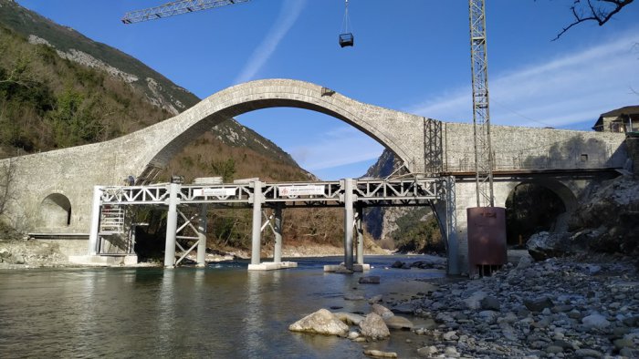 Unser Foto (© yppo) zeigt die wieder aufgerichtete Bogenbrücke von Plaka 