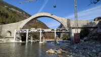 Unser Foto (© yppo) zeigt die wieder aufgerichtete Bogenbrücke von Plaka 