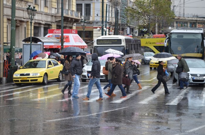 Unser Archivfoto (© Griechenland Zeitung / Jan Hübel): die Athener Innenstadt bei Regen.