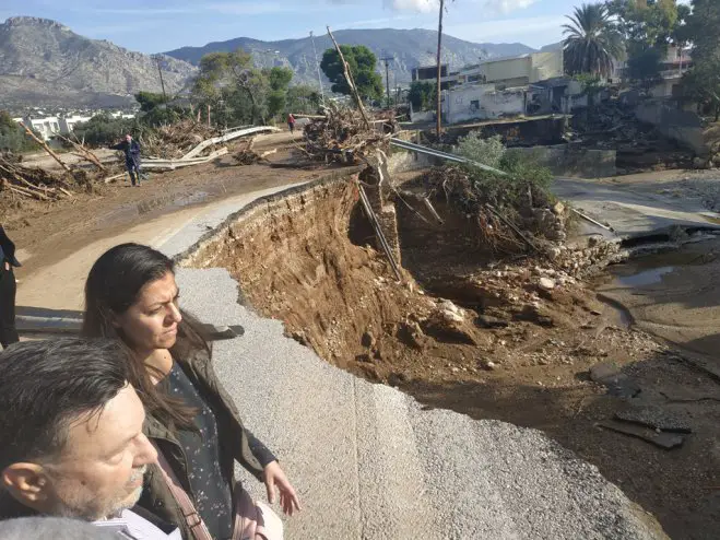 Mitglieder der Regierung und der Regionalverwaltung begutachten die Schäden, die das Unwetter in Kineta hinterließ (Foto © Eurokinissi).