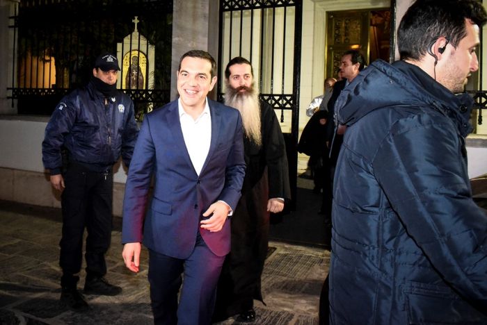 Unser Foto (© Eurokinissi) zeigt Ministerpräsident Alexis Tsipras nach seinem Treffen mit dem Vorsteher der Kirche von Griechenland, Erzbischof Hieronymos.