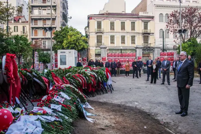 Unser Foto (© Eurokinissi) entstand am Montag (17.11.) während der Kranzliederlegung von Staatspräsident Konstantinos Tasoulas in Erinnerung an den Studentenaufstand im Jahre 1973.