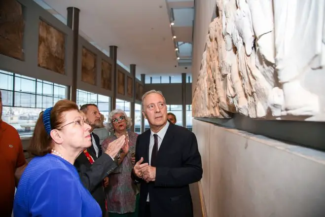 Unser Foto (© Eurokinissi) zeigt Kulturministerin Lina Mendoni vor dem installierten Ornamentstück am Samstag (4.6.) im Athener Akropolis Museum.