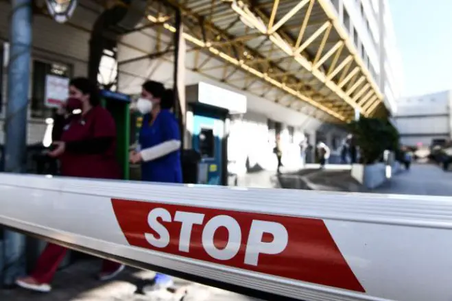 Unser Foto (© Eurokinissi) entstand am Dienstag (4.1.) vor dem Evangelismos-Krankenhaus in Athen.