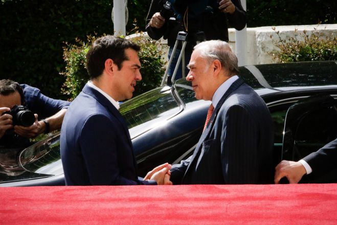 Unser Archivfoto (© Eurokinissi) zeigt Griechenlands Ministerpräsidenten Alexis Tsipras (l.) und den Generalsekretär des OECD Jose Angel Gurria. 