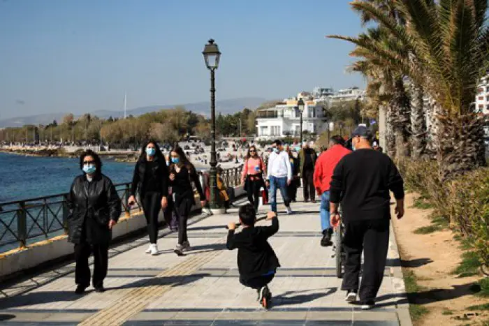 Möglichst viele soziale Aktivitäten sollen Medienberichten zufolge verstärkt in offene Räume verlegt werden. Unser Foto (© Eurokinissi) zeigt die Strandpromenade in den südlichen Vororten Athens.