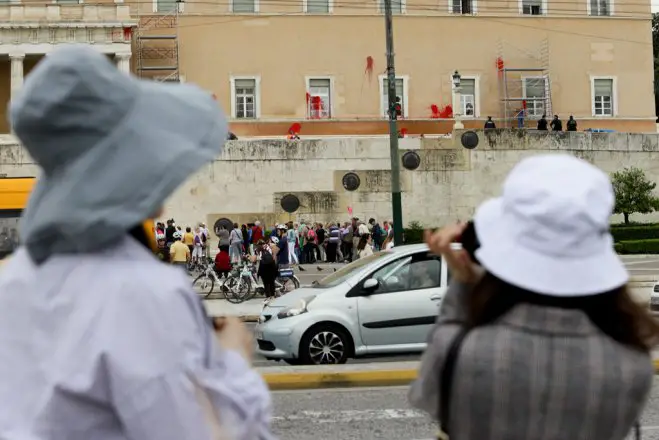 Unser Foto (© Eurokinissi) entstand nach einem Farbanschlag von Mitgliedern von Rouvikonas vor dem Parlament in Athen.
