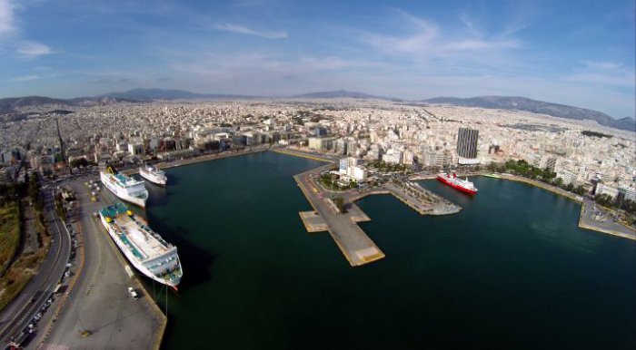 Unser Archivfoto (© Eurokinissi) zeigt den Hafen von Piräus, der der größte in Griechenland ist.