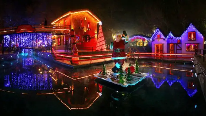 Weihnachtstraumstadt „Oneiroupolis“ in Drama eröffnet