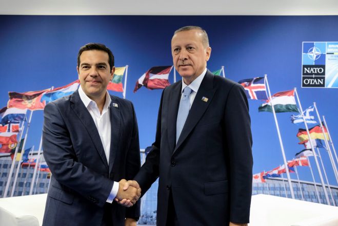 Unser Foto (© Eurokinissi) zeigt Griechenlands Premierminister Alexis Tsipras (l.) mit dem türkischen Präsidenten Recep Tayyip Erdogan im Rahmen des NATO-Gipfels am Donnerstag in Brüssel.