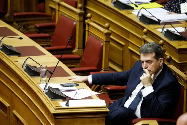 Unser Archivfoto (© Eurokinissi) zeigt den Bürgerschutzminister Chryssochoidis nachdenklich im griechischen Parlament.