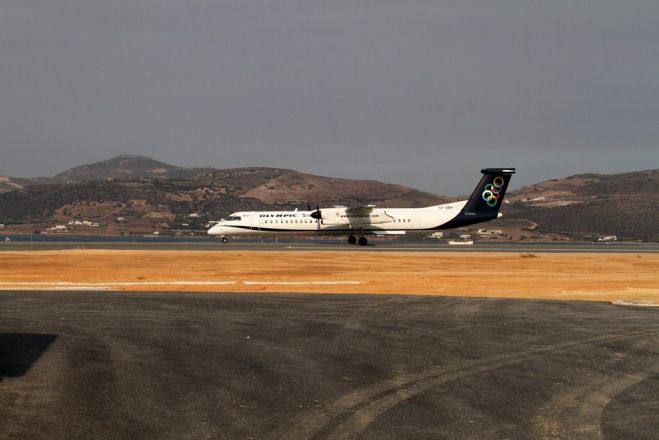Unser Archivfoto entstand am 25. Juli 2016 auf dem neuen Flughafen Paros, als dort das erste angekommene Flugzeug begrüßt werden konnte. Es war eine 78sitzige Maschine vom Typ Dash 8 Q400 der Olympic Air. Auf dem neuen Flughafen können größere Maschinen starten und landen, als das früher auf Paros der Fall war.