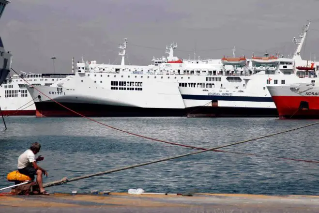 Wegen der stürmischen Winde müssen die Schiffe im Hafen bleiben. (Foto: © Eurokinissi)