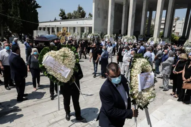 Unser Foto (© Eurokinissi) entstand am Montag (9.8.) während der Beerdigung von Konstantinos Michalos.