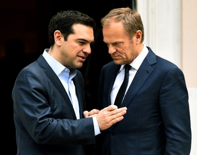 Unser Foto (© Eurokinissi) zeigt Ministerpräsident Alexis Tsipras (l.) vor seinem Amtssitz im Gespräch mit dem Präsidenten des Europäischen Rates Donald Tusk.