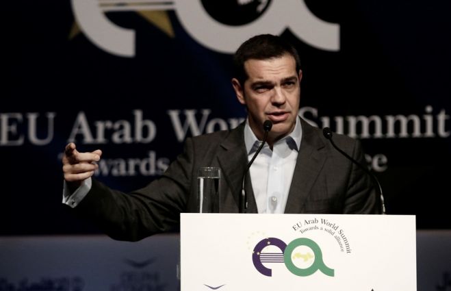 Unsere Fotos (© Eurokinissi) zeigen den griechischen Ministerpräsident Alexis Tsipras während seiner Rede anlässlich der zweiten Euro-Arabischen Konferenz in Athen.