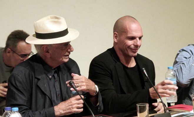 Unser Aufmachungsfoto (© Eurokinissi) zeigt Jannis Varoufakis (r.) während der Vorstellung seines neuen Buches am 9. Oktober 2017 in Athen. Links neben ihm Vassilis Vassilikos, der unter anderem den Roman „Z“ geschrieben hat, der von Costa-Gavras verfilmt wurde. Das Bild unter dem Text zeigt den Regisseur Costa-Gavras.