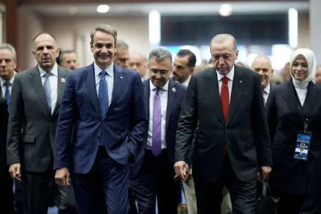 Unser Foto (© Eurokinissi) zeigt Premierminister Kyriakos Mitsotakis (l.) und den türkischen Präsidenten Recep Tayyip Erdogan (r.).