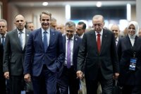 Unser Foto (© Eurokinissi) zeigt Premierminister Kyriakos Mitsotakis (l.) und den türkischen Präsidenten Recep Tayyip Erdogan (r.).