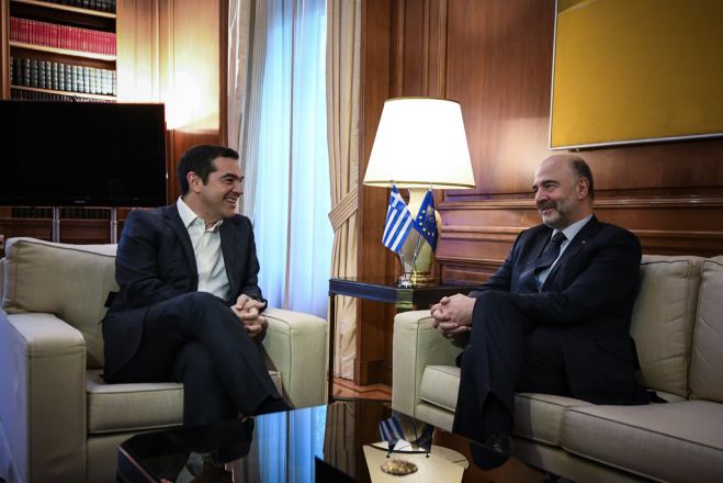 Unser Foto  (© Eurokinissi) vom Anfang des Jahres zeigt EU-Kommissar Pierre Moscovici (r.) im Gespräch mit dem griechischen Regierungschef Alexis Tsipras in Athen.