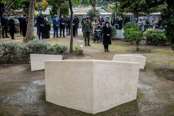 Unser Foto (© Eurokinissi) zeigt Staatspräsidentin Katerina Sakellaropoulou am Holocaust-Denkmal in Athen.