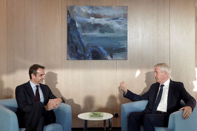 Unser Foto (© Eurokinissi) zeigt den Vorsitzenden der Nea Dimokratia, Kyriakos Mitsotakis (l.), in Straßburg im Gespräch mit dem Präsidenten des Europäischen Gerichtshofs für Menschenrechte, Guido Raimondi.