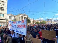 Unser Archivfoto (Griechenland Zeitung / Elias Jones) entstand am vorigen Mittwoch in der Panepistimiou-Straße bei einer Vorversammlung im Zuge der Protestkundgebungen des Generalstreiks. 