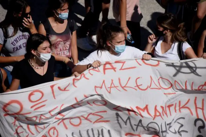 Unser Foto (© Eurokinissi) entstand am Donnerstag (1.10.) während einer Demonstration von Schülern in Nafplion auf der Peloponnes.