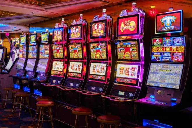 Das Archivfoto (© Pixabay) zeigt die klassischen Spielautomaten in Casinos.