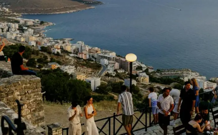 Foto (© : https://unsplash.com/de/fotos/die-menschen-geniessen-den-blick-auf-die-kustenstadt-jiK0mCgHKZY)