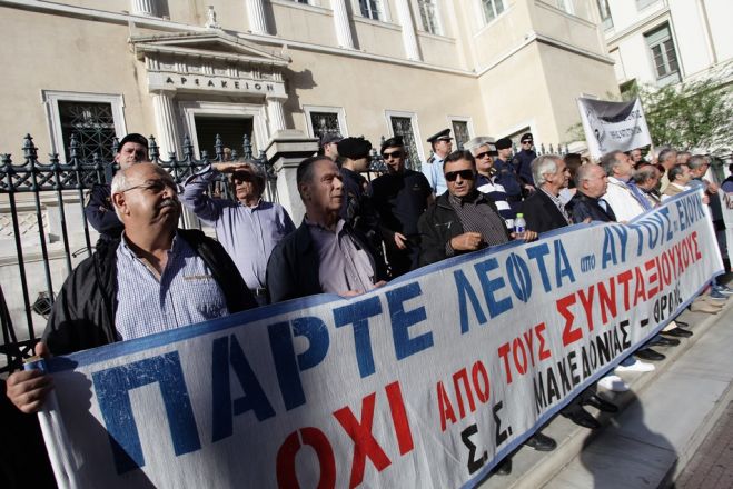 Unsere Fotos (© Eurokinissi) zeigen protestierende Rentner vor dem Gebäude des Staatsrates in Athen, des obersten griechischen Verwaltungsgerichtes.