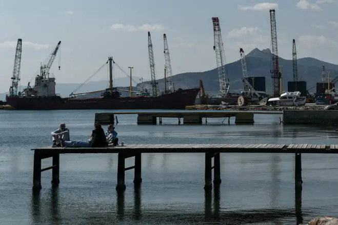 Unser Foto (© eurokinissi) zeigt die Werft im Hafen von Eleusis.